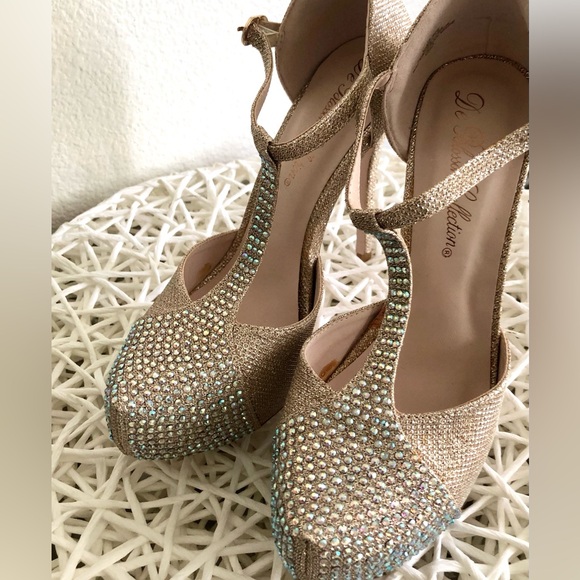 De Blossom Collection✨💎Opalescent Crystal Encrusted T-Strap Stilettos!✨💎 - Picture 3 of 7